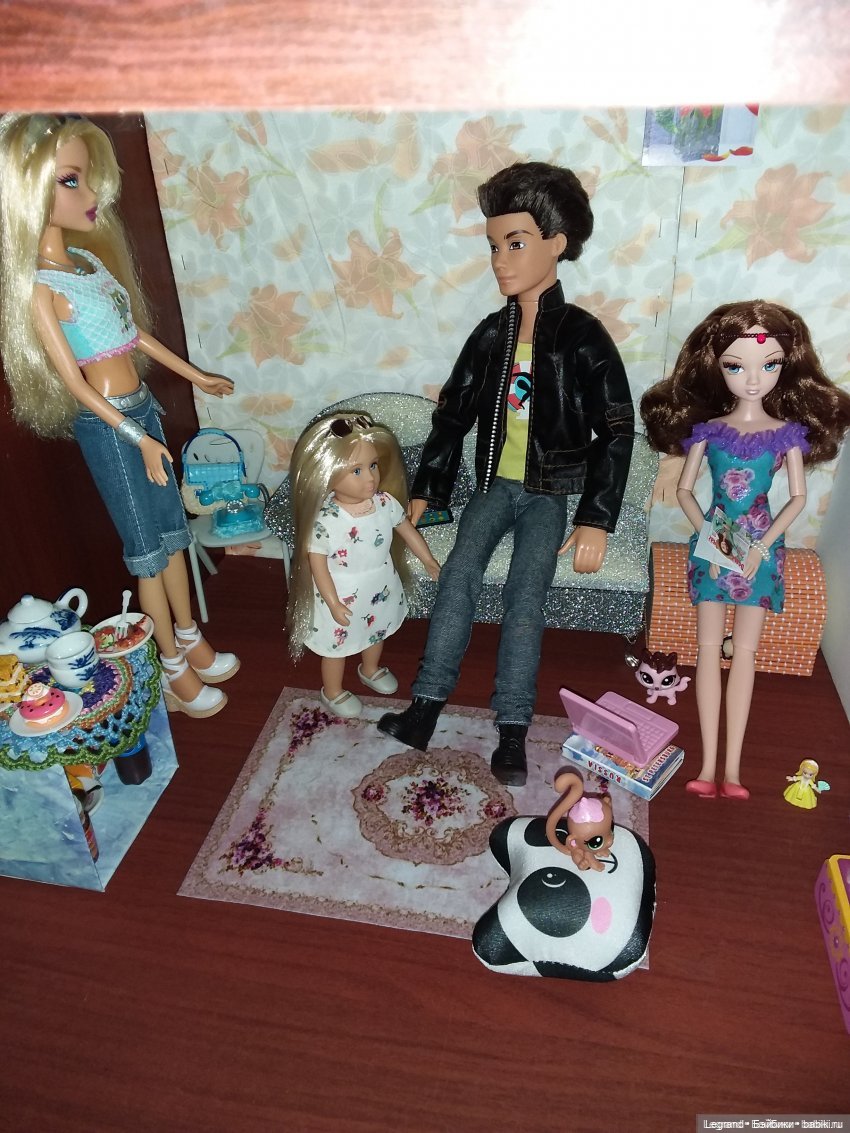 Лурения: перестановки на куклополках и спальня для Жак-Анжа