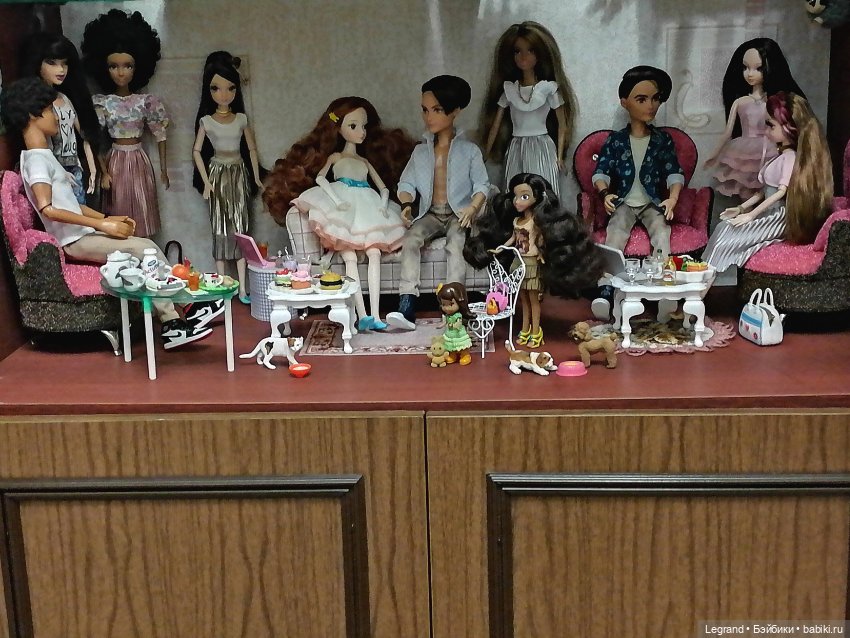 Лурения: перестановки на куклополках и спальня для Жак-Анжа