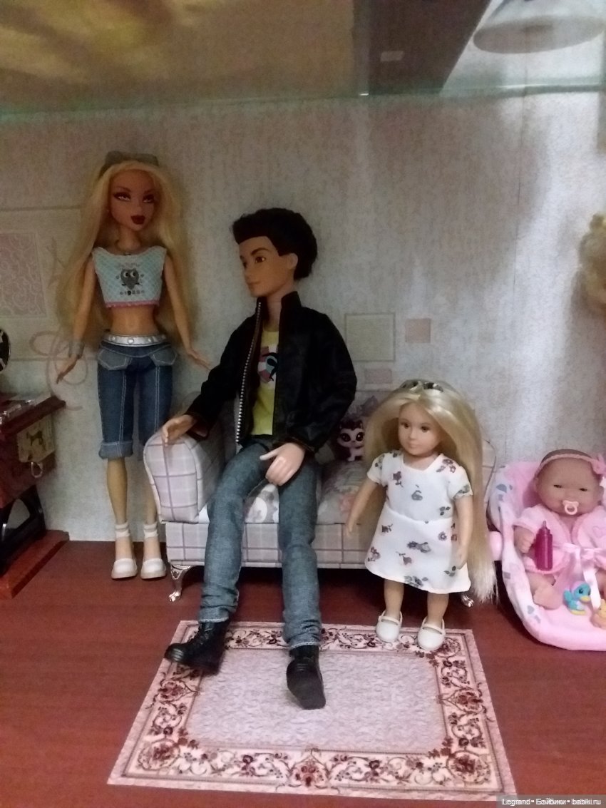 Лурения: перестановки на куклополках и спальня для Жак-Анжа