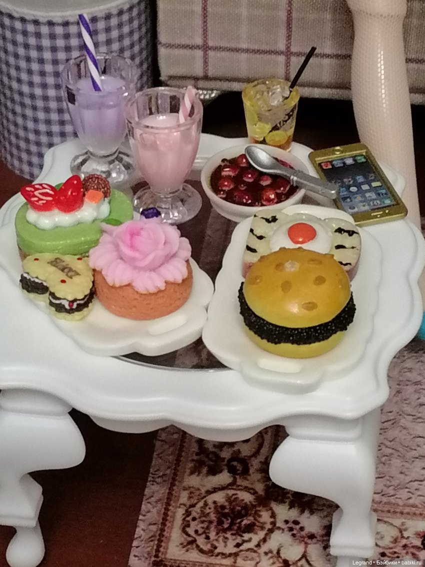 Лурения: перестановки на куклополках и спальня для Жак-Анжа