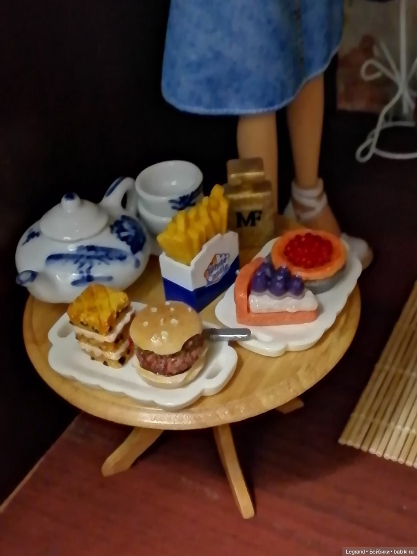 Лурения: перестановки на куклополках и спальня для Жак-Анжа