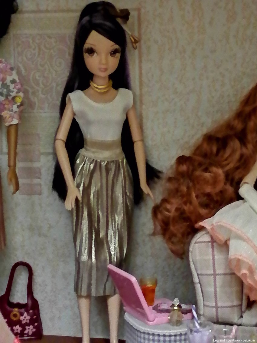 Лурения: перестановки на куклополках и спальня для Жак-Анжа