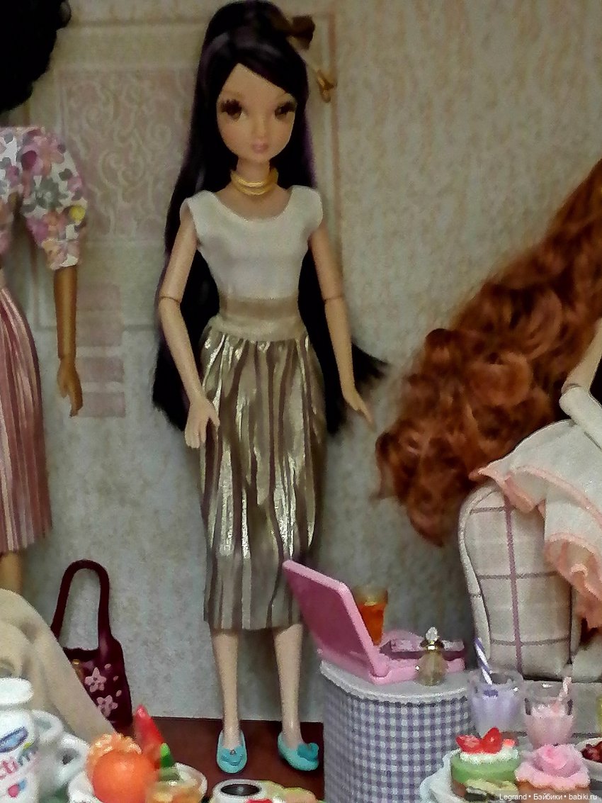 Лурения: перестановки на куклополках и спальня для Жак-Анжа