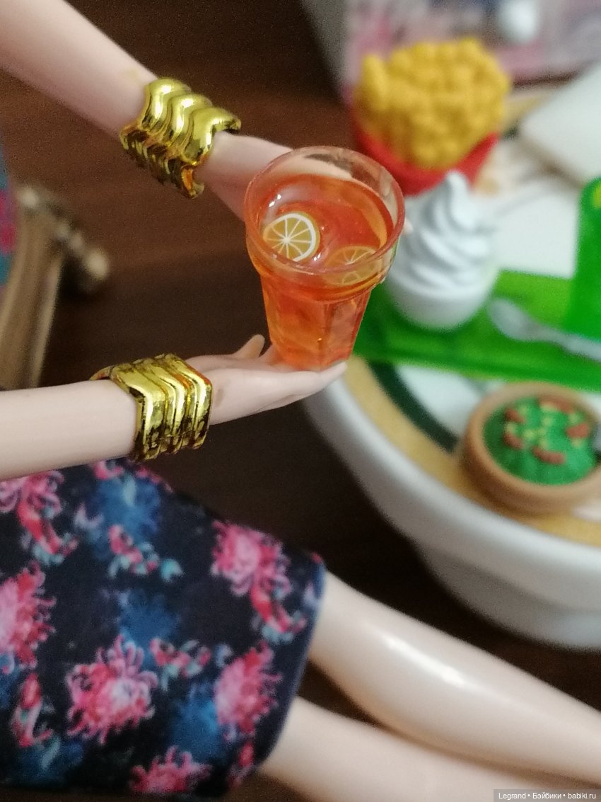 Они сами пишут свои истории: Гёнюль на вилле - виниловые пластинки