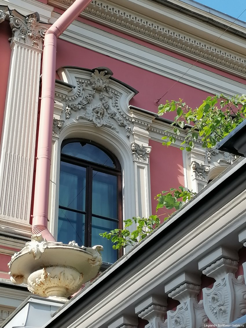 Санкт-Петербург: во дворе особняка И.К. Мясникова - розы (фото 2)