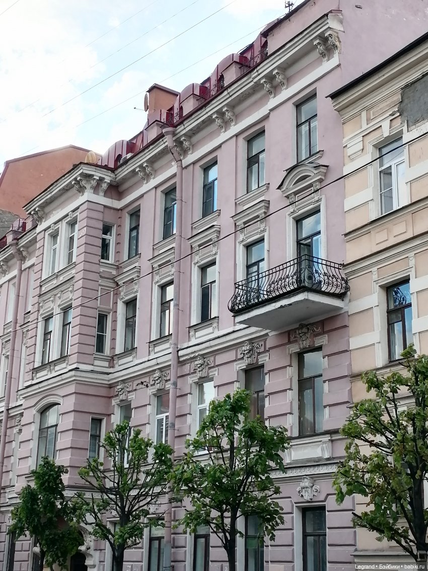 Санкт-Петербург: во дворе особняка И.К. Мясникова - розы
