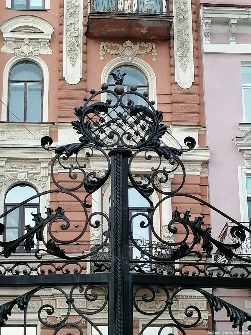 Санкт-Петербург: особняк И.К. Мясникова в начале июля