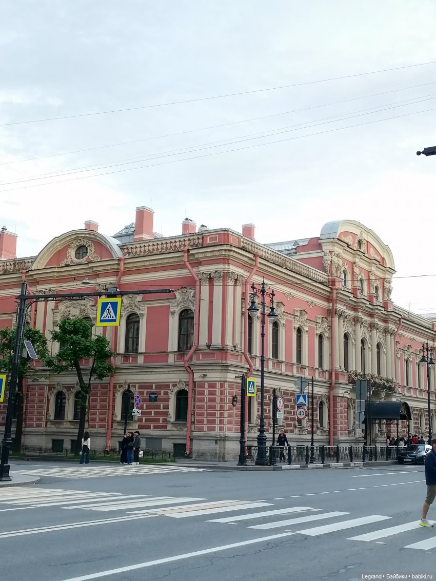 Санкт-Петербург: особняк И.К. Мясникова в начале июля