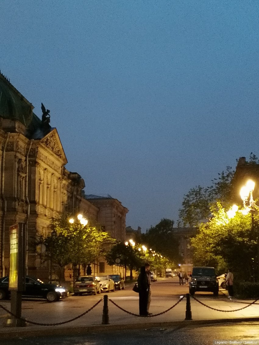 Санкт-Петербург: с Ванилькой на набережной Фонтанки