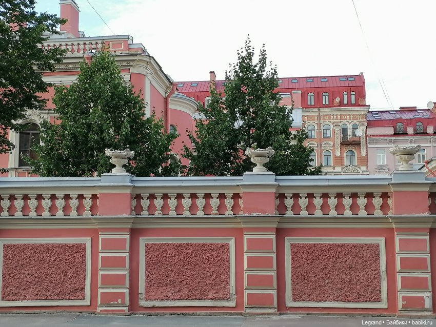 Санкт-Петербург: роскошные розы во дворе особняка И.К. Мясникова