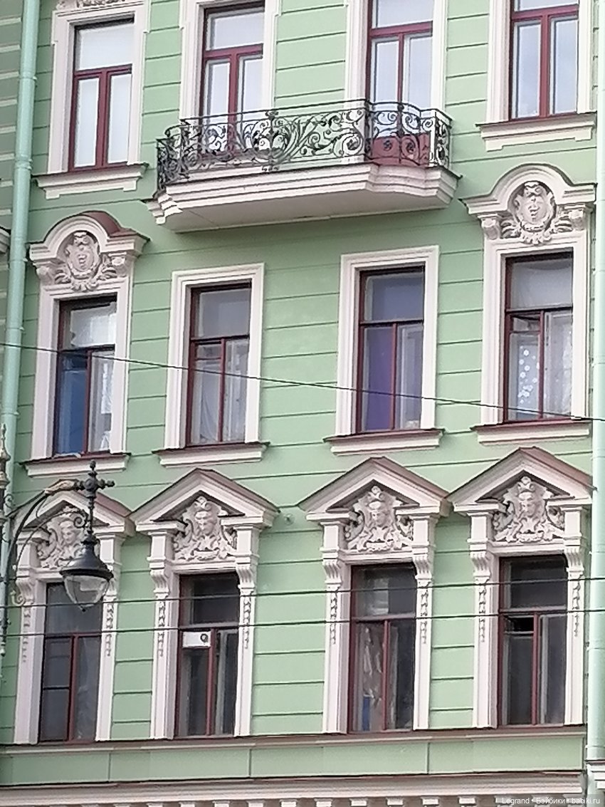 Санкт-Петербург: роскошные розы во дворе особняка И.К. Мясникова