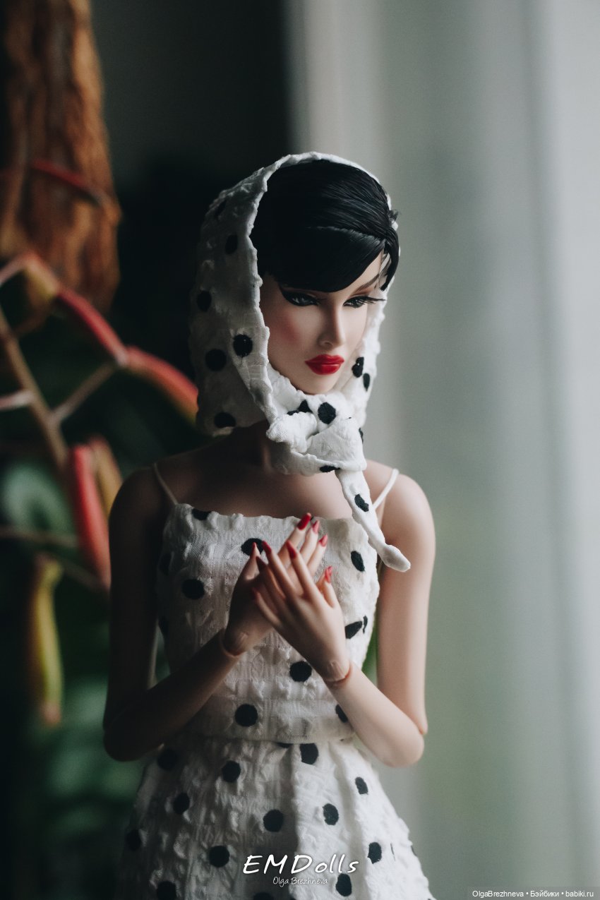 Item # 91557 Holiday Spot Dania Zarr™ Dressed Doll The Fashion Royalty® Collection 2024 W Club Upgrade Doll