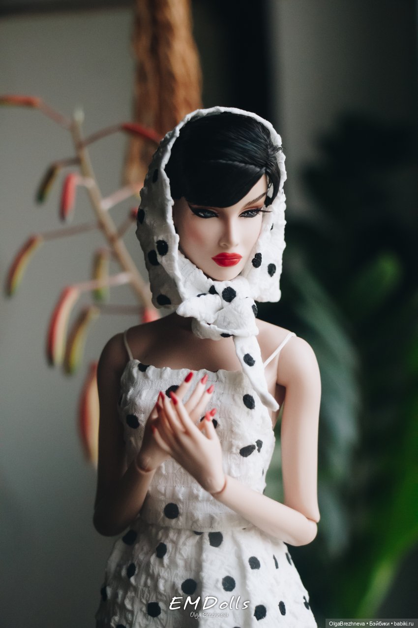 Item # 91557 Holiday Spot Dania Zarr™ Dressed Doll The Fashion Royalty® Collection 2024 W Club Upgrade Doll