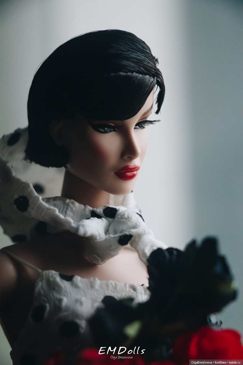 Item # 91557 Holiday Spot Dania Zarr™ Dressed Doll The Fashion Royalty® Collection 2024 W Club Upgrade Doll