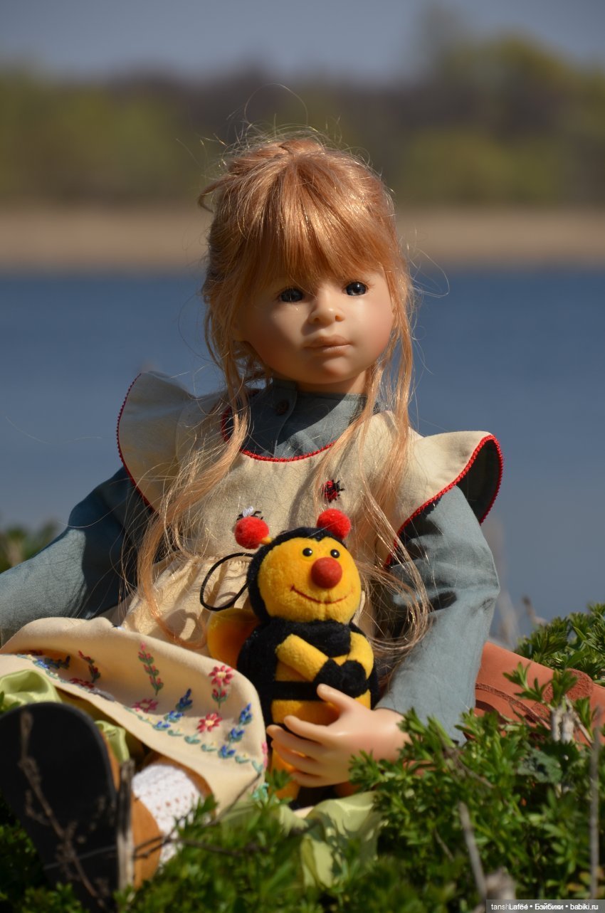 Эмили и пчёлка. Куклы иногда возвращаются к нам