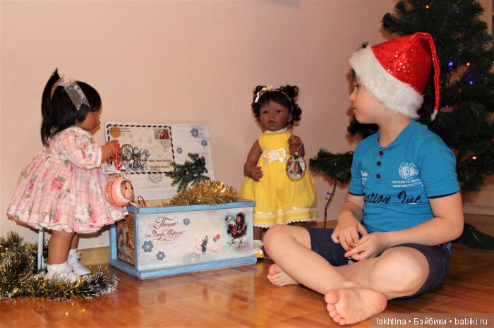 Элис, Лили и Ваня наряжают ёлку