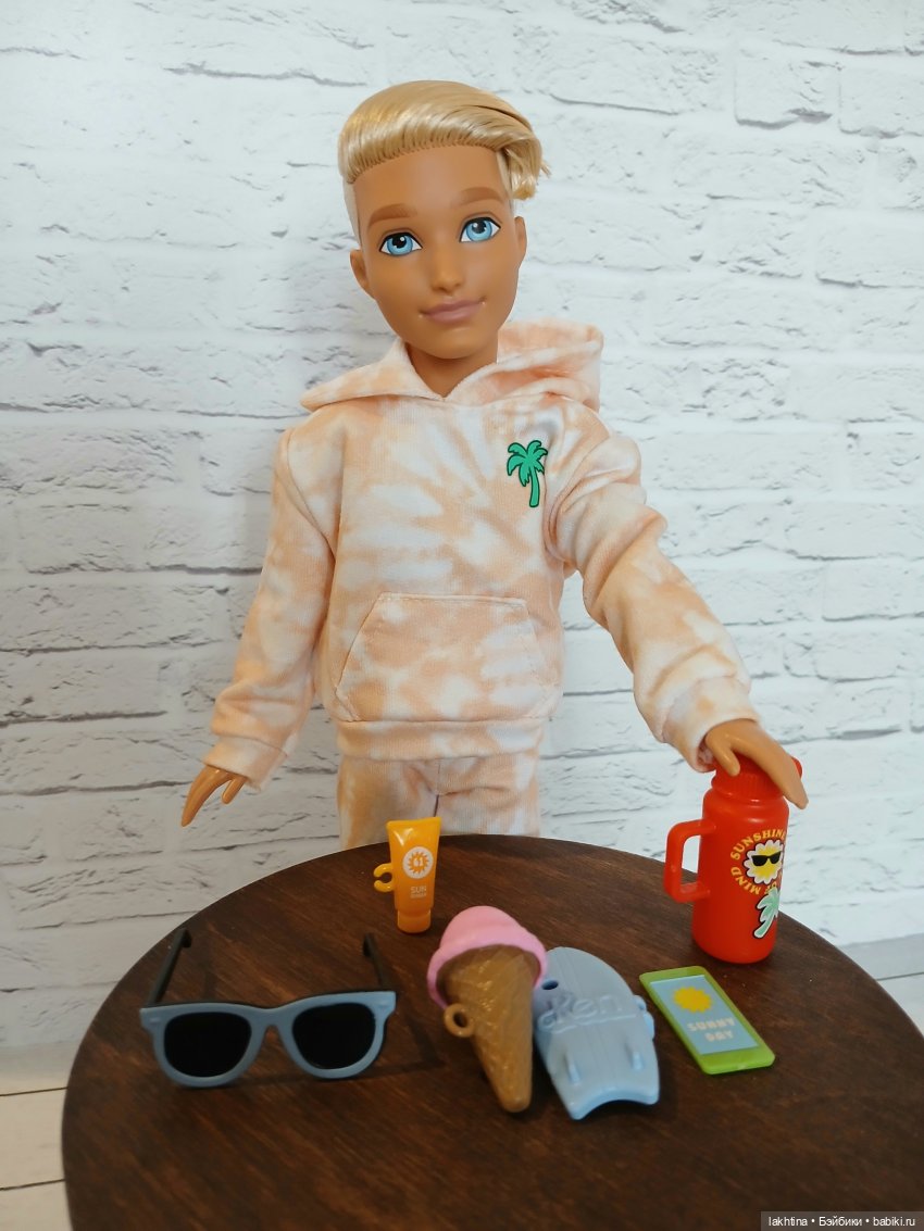 Кен из компании Barbie dream besties и две Рене