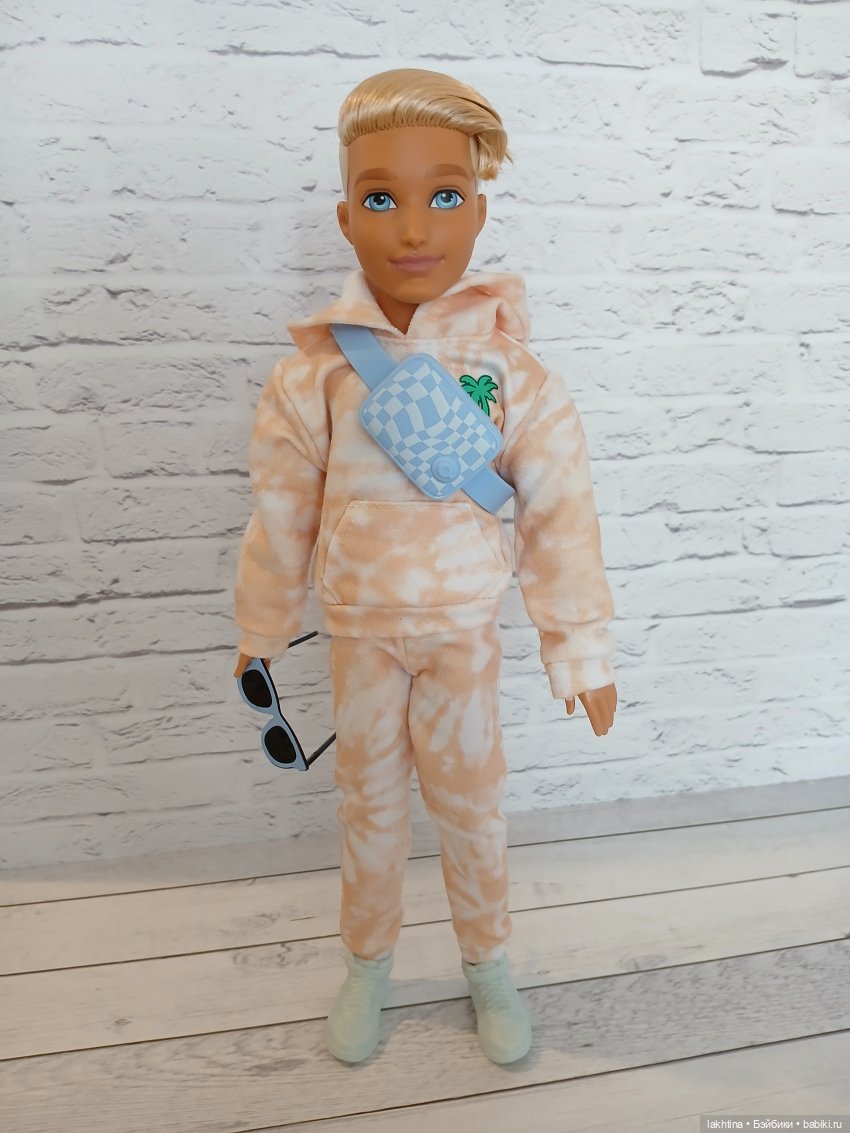 Кен из компании Barbie dream besties и две Рене