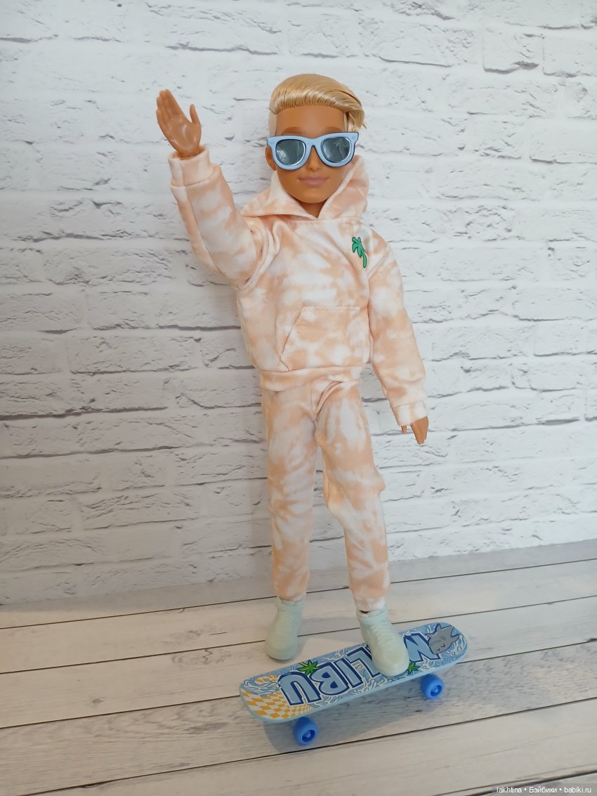 Кен из компании Barbie dream besties и две Рене