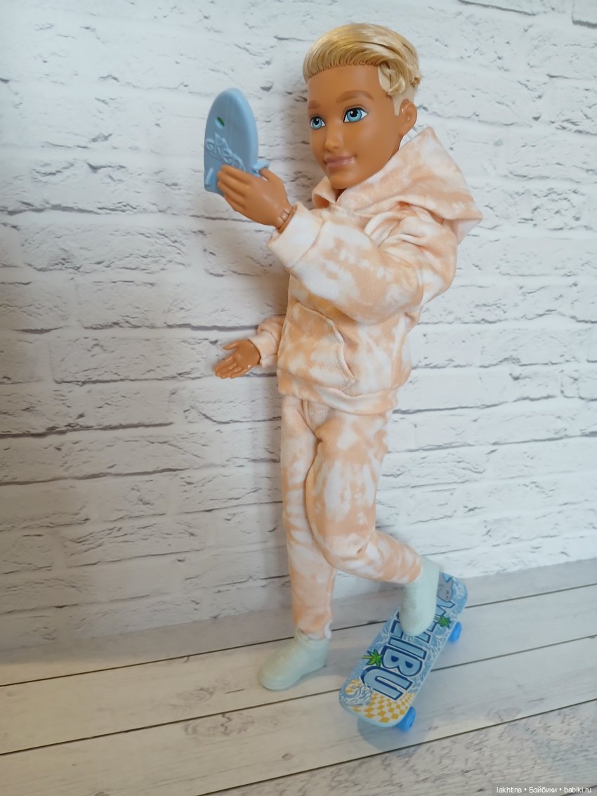 Кен из компании Barbie dream besties и две Рене