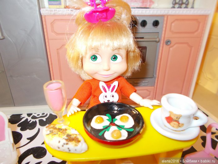 Выходной — Куклы Маша и Медведь (Simba): Маша в кармашке (фото 2)