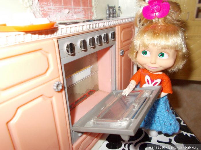 Выходной — Куклы Маша и Медведь (Simba): Маша в кармашке (фото 4)