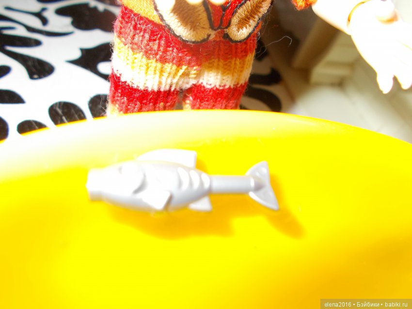 На волю рыбку выпускаем — Куклы Маша и Медведь (Simba): Маша в кармашке (фото 2)