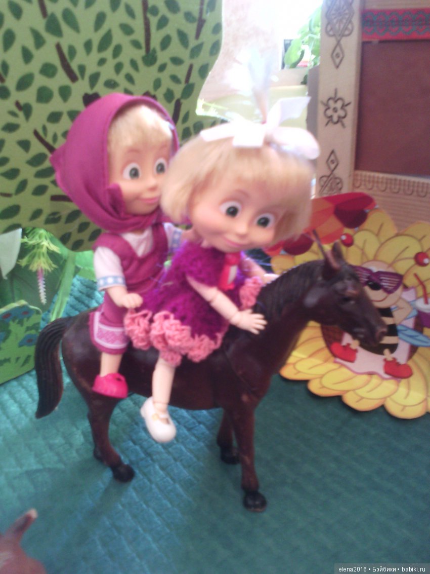 Лето в деревне — Куклы Маша и Медведь (Simba): Маша в кармашке