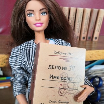 В библиотеке.