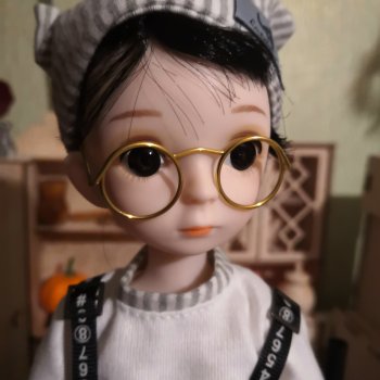 Очкариков много не бывает.