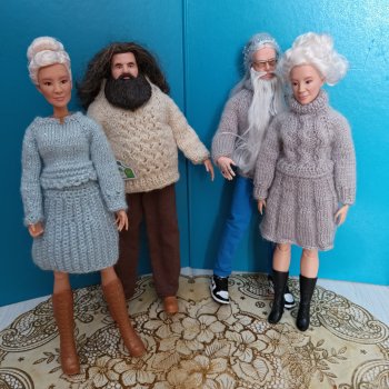 Куклы-сестры-близнецы.