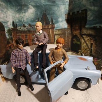 Мы снова и снова читали те сказки,