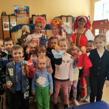 Куклы помогают в работе.