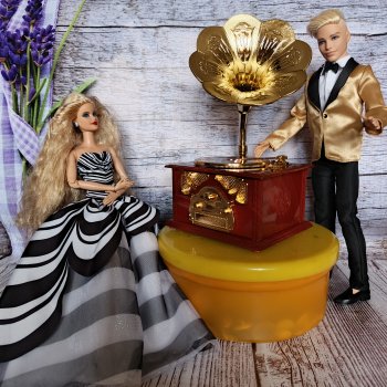 Играет старый патефон...