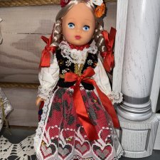 Красивая кукла