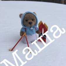 Маша катается на лыжах. Подарите радость своим игрушкам