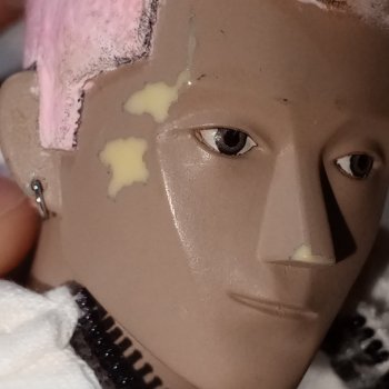 Нужна помощь советом. Требуется реставрация сколов краски  на лице