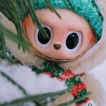 Лабубу Сникерс в зиме