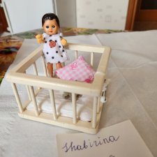 Маленькая куколка в манеже