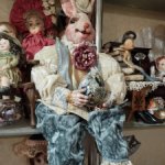 Парочка фарфоровых кроликов в винтажной одежде. США.