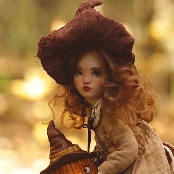 Софи в осеннем лесу