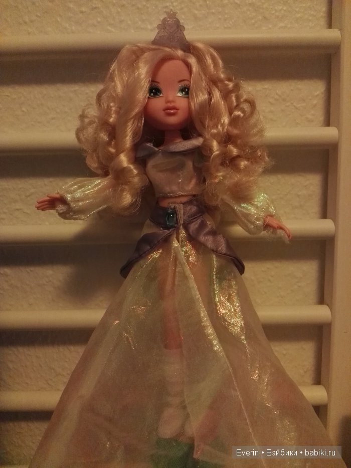 Эверин демонстрирует наряды