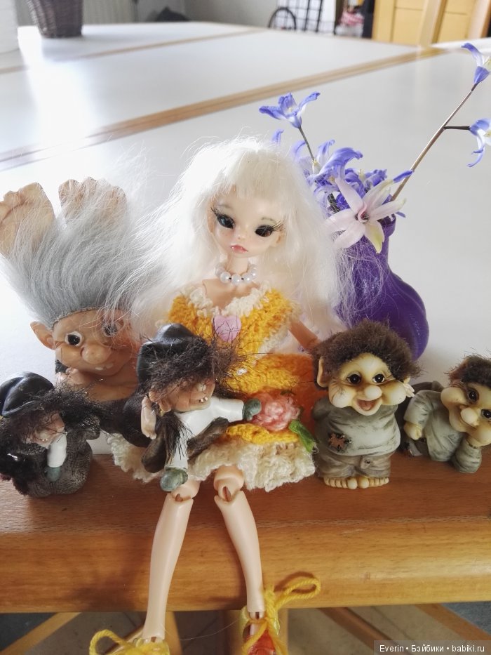 Дальние родственники. Прогулка в саду