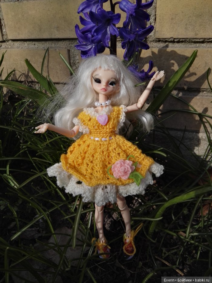 Дальние родственники. Прогулка в саду