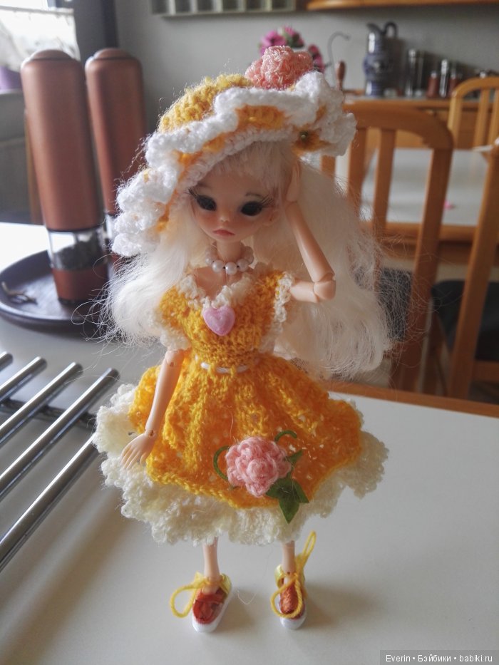 Дальние родственники. Прогулка в саду