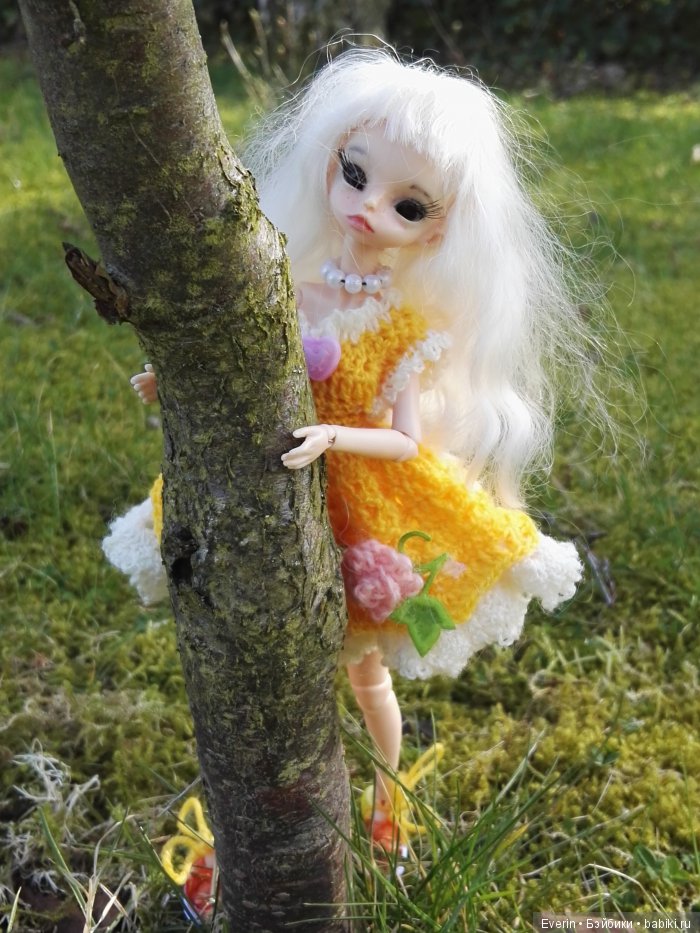 Дальние родственники. Прогулка в саду