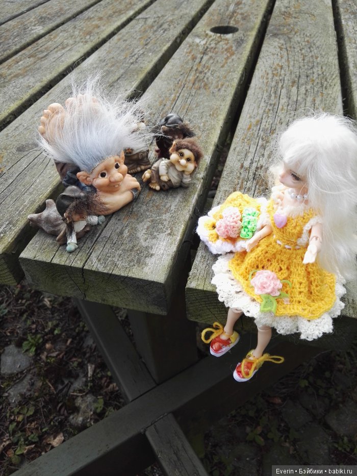 Дальние родственники. Прогулка в саду