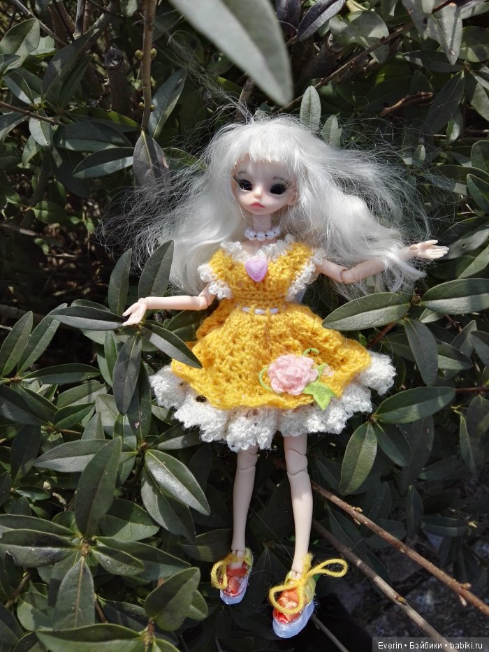 Дальние родственники. Прогулка в саду