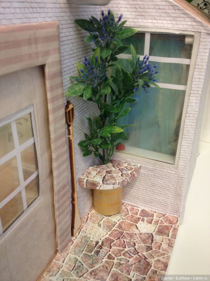 Еще один наш домик, все тот же оконный откос