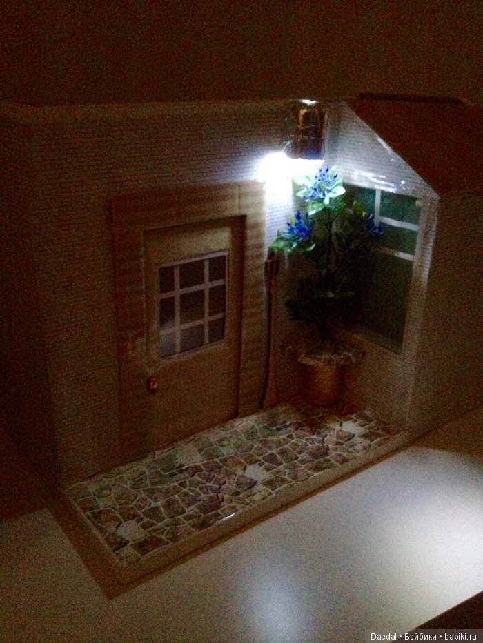 Еще один наш домик, все тот же оконный откос